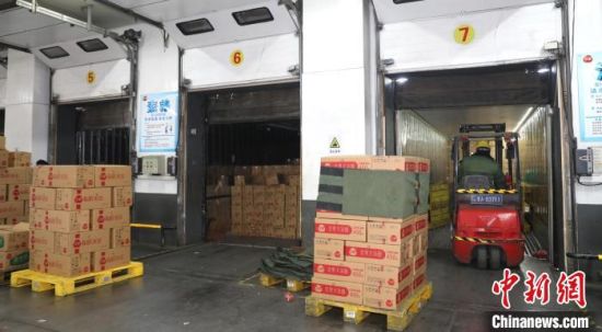 　圖為叉車工人將速凍食品擺放整齊。 惠濟區(qū)委宣傳部供圖